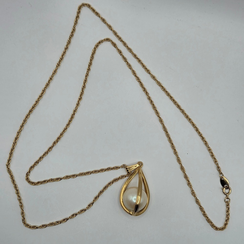 Avon 1992 Tailored Elegance Faux Pearl Teardrop Pendant Necklace Gold Tone 30"